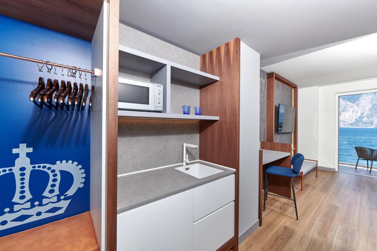 Hotel Castello Lake Front Малчезине Екстериор снимка