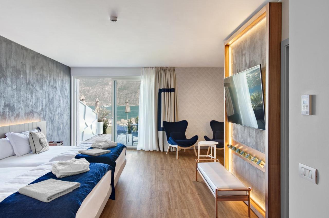 Hotel Castello Lake Front Малчезине Екстериор снимка