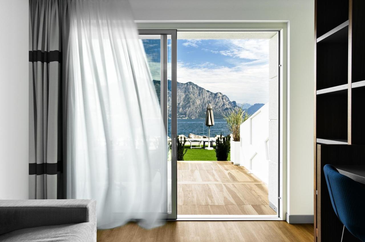 Hotel Castello Lake Front Малчезине Екстериор снимка