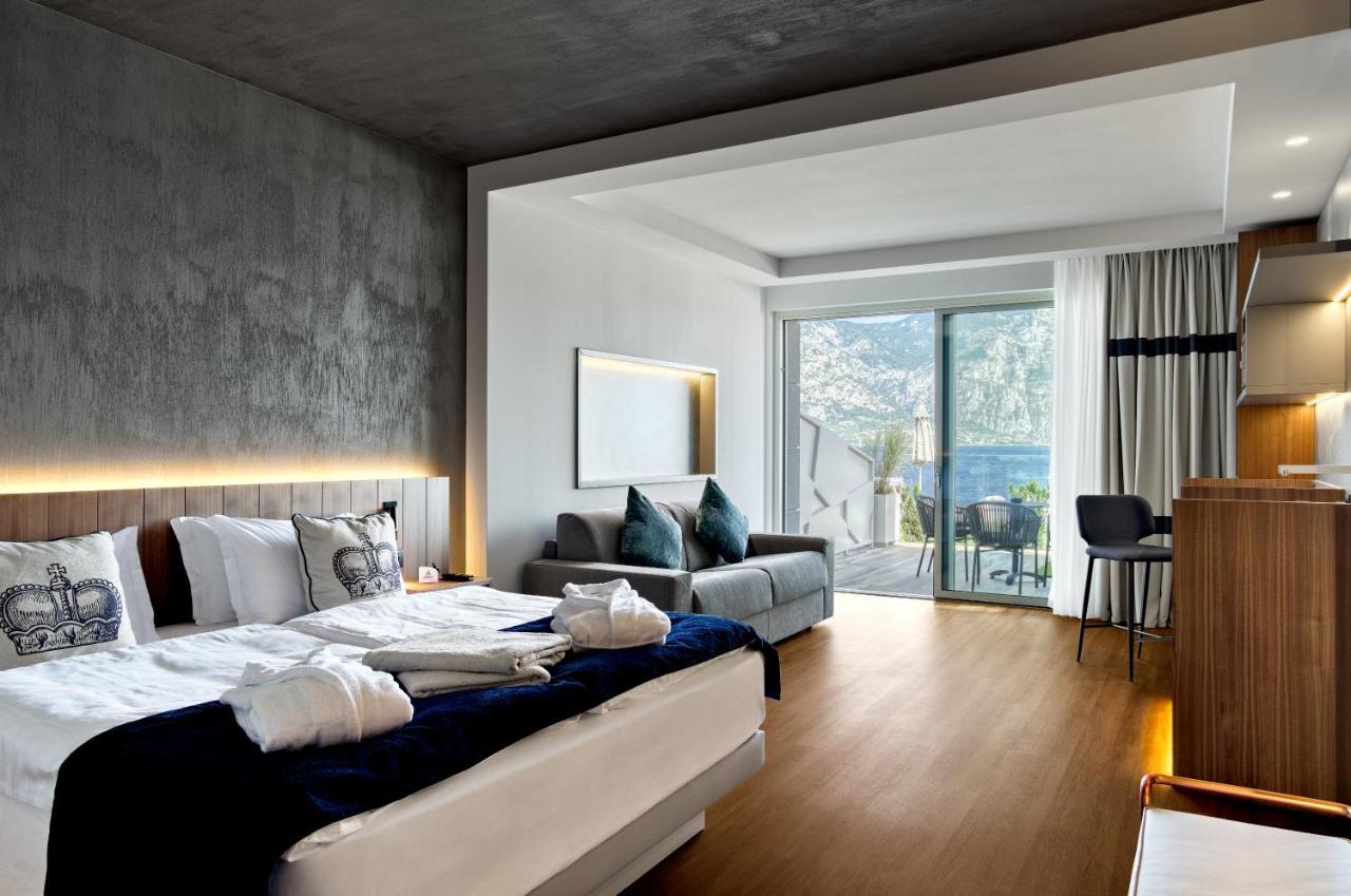 Hotel Castello Lake Front Малчезине Екстериор снимка