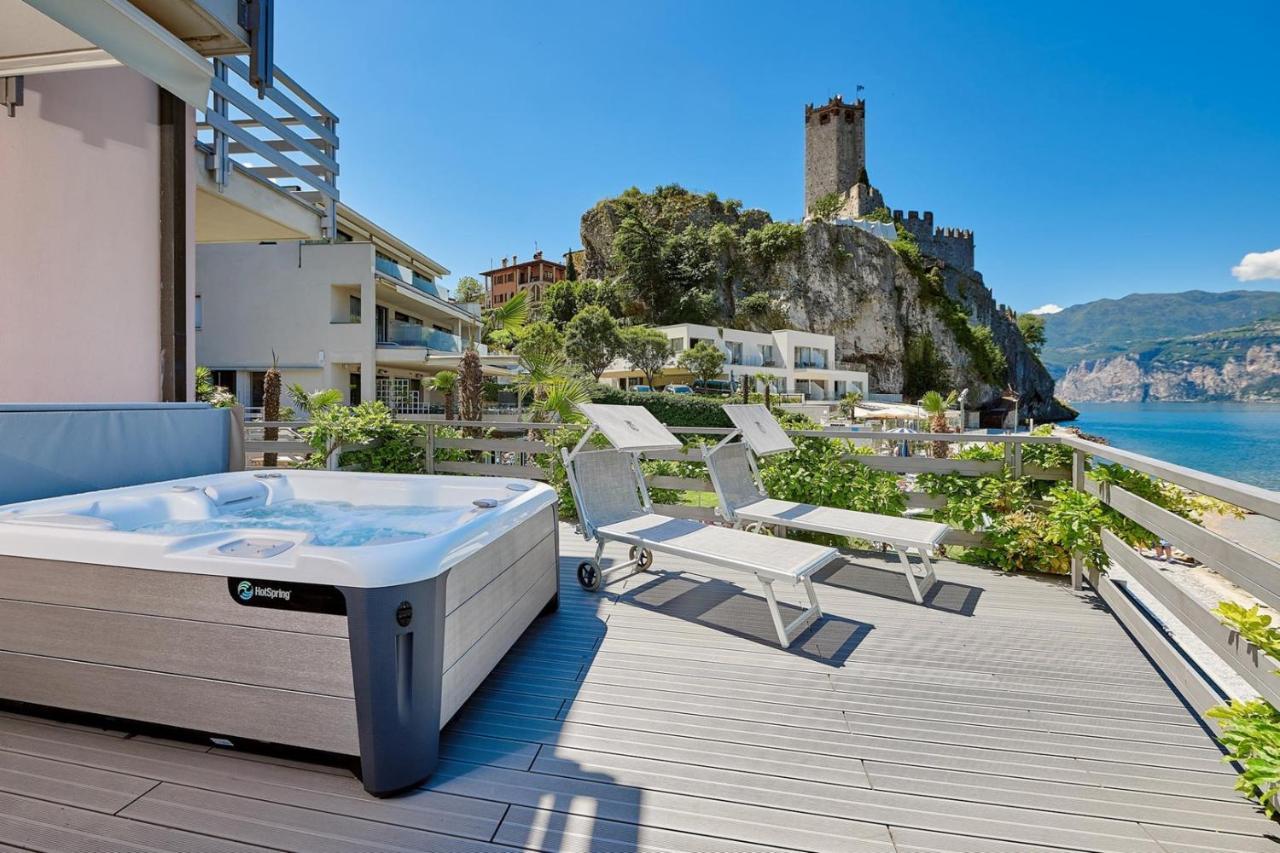 Hotel Castello Lake Front Малчезине Екстериор снимка