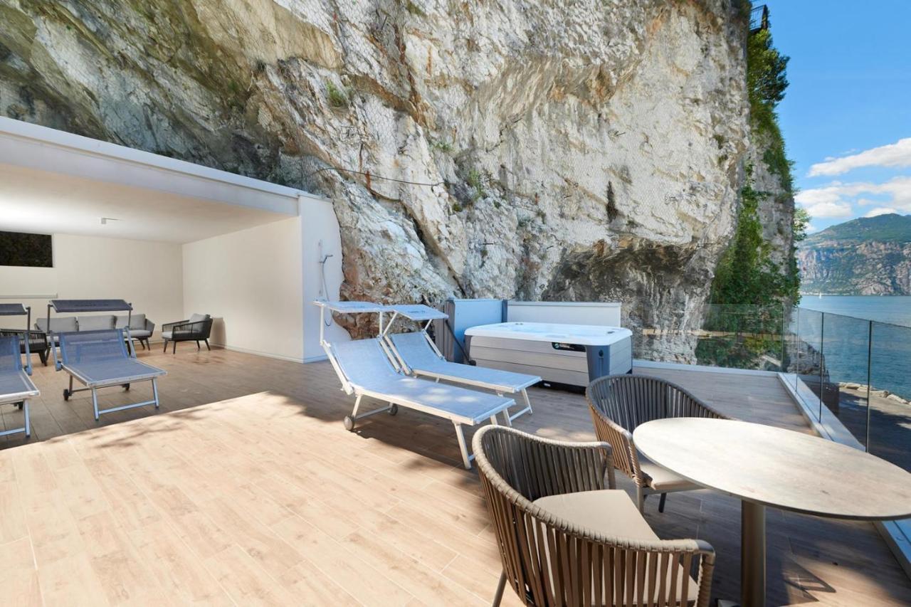 Hotel Castello Lake Front Малчезине Екстериор снимка