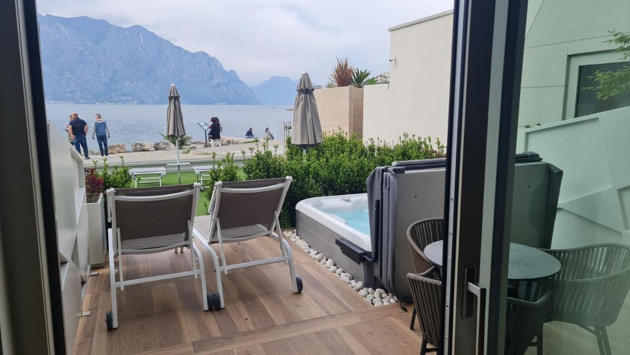 Hotel Castello Lake Front Малчезине Екстериор снимка