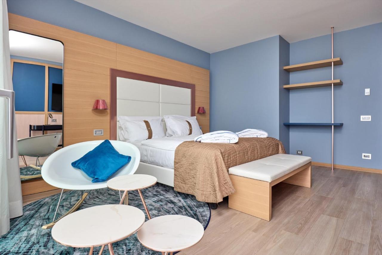 Hotel Castello Lake Front Малчезине Екстериор снимка