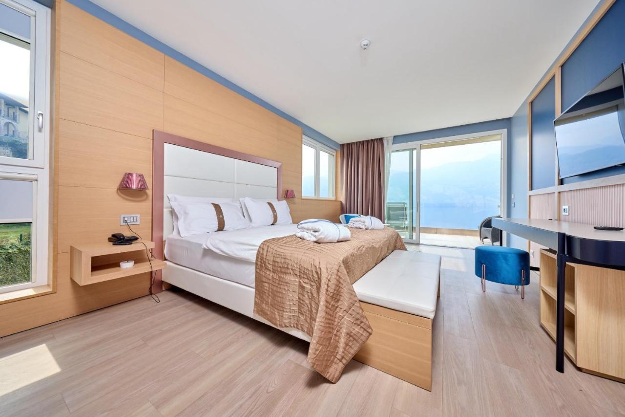 Hotel Castello Lake Front Малчезине Екстериор снимка