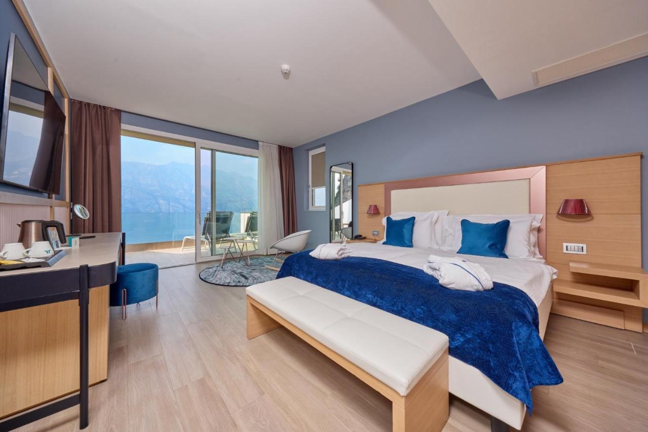 Hotel Castello Lake Front Малчезине Екстериор снимка