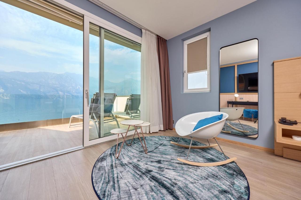 Hotel Castello Lake Front Малчезине Екстериор снимка
