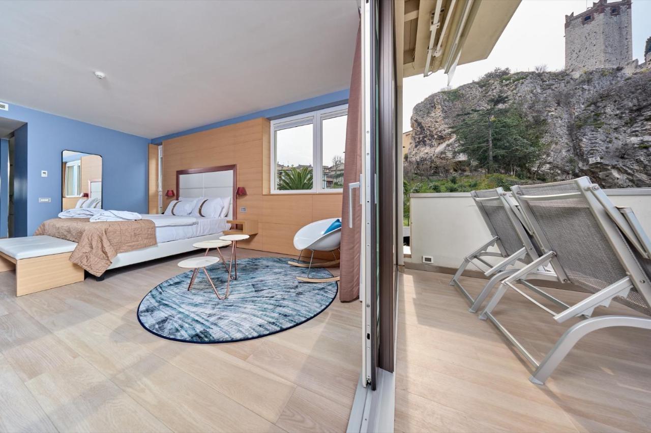 Hotel Castello Lake Front Малчезине Екстериор снимка