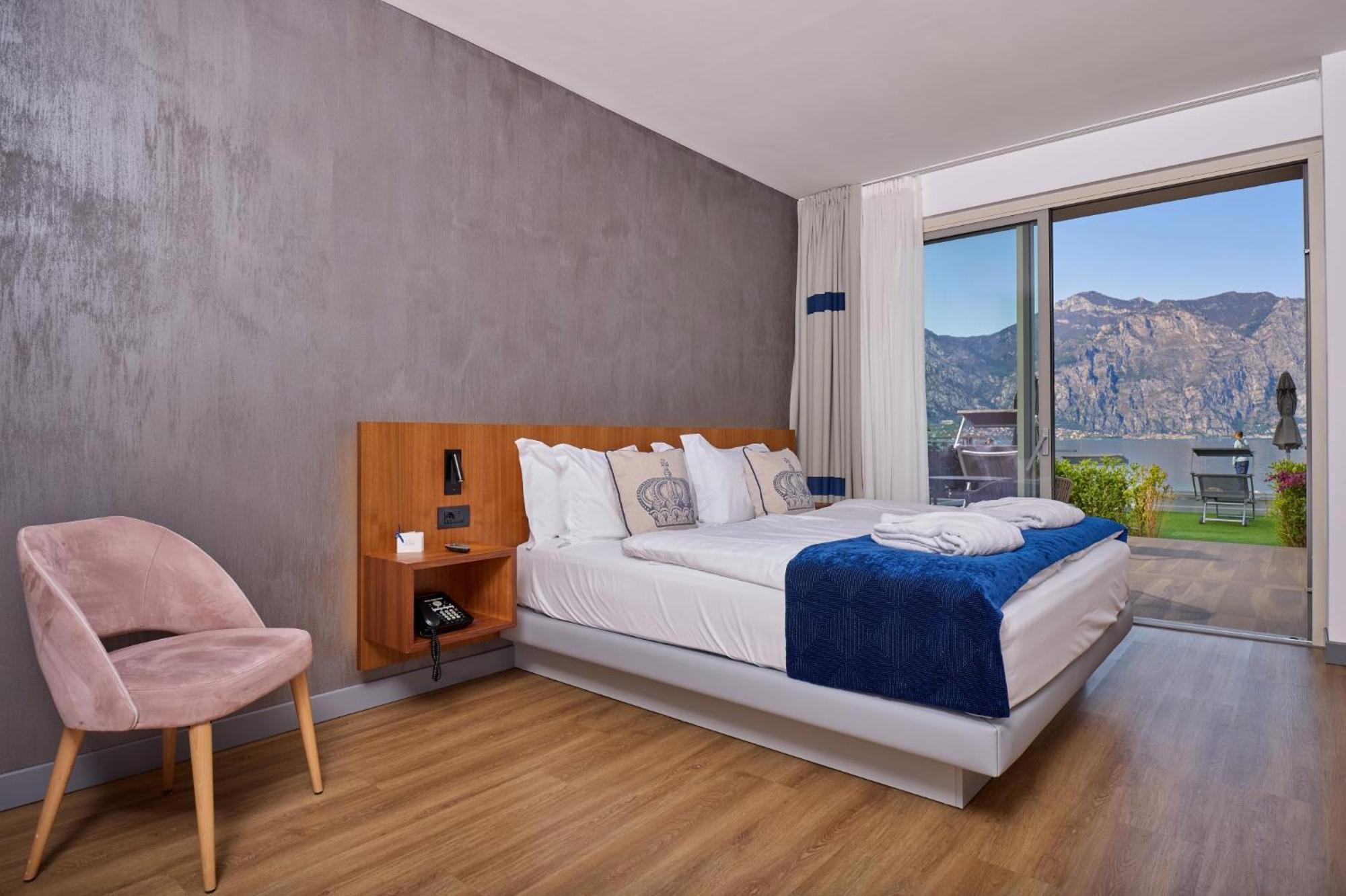 Hotel Castello Lake Front Малчезине Екстериор снимка