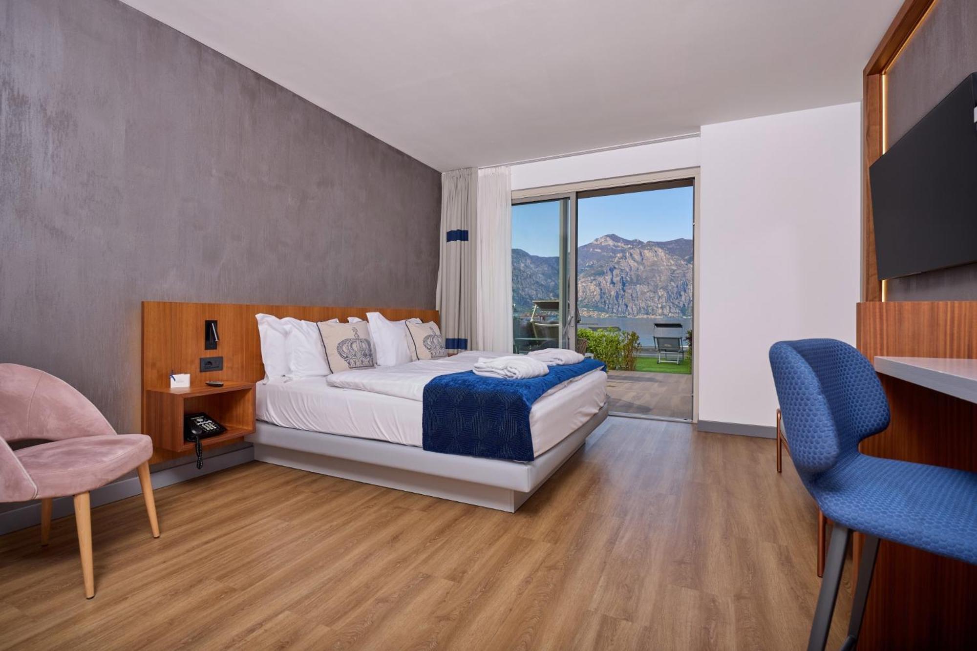 Hotel Castello Lake Front Малчезине Екстериор снимка
