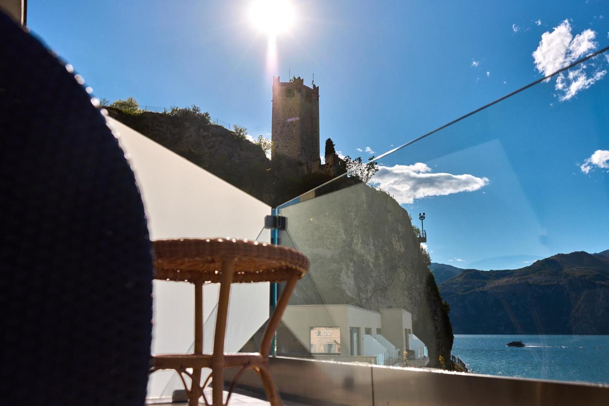 Hotel Castello Lake Front Малчезине Екстериор снимка