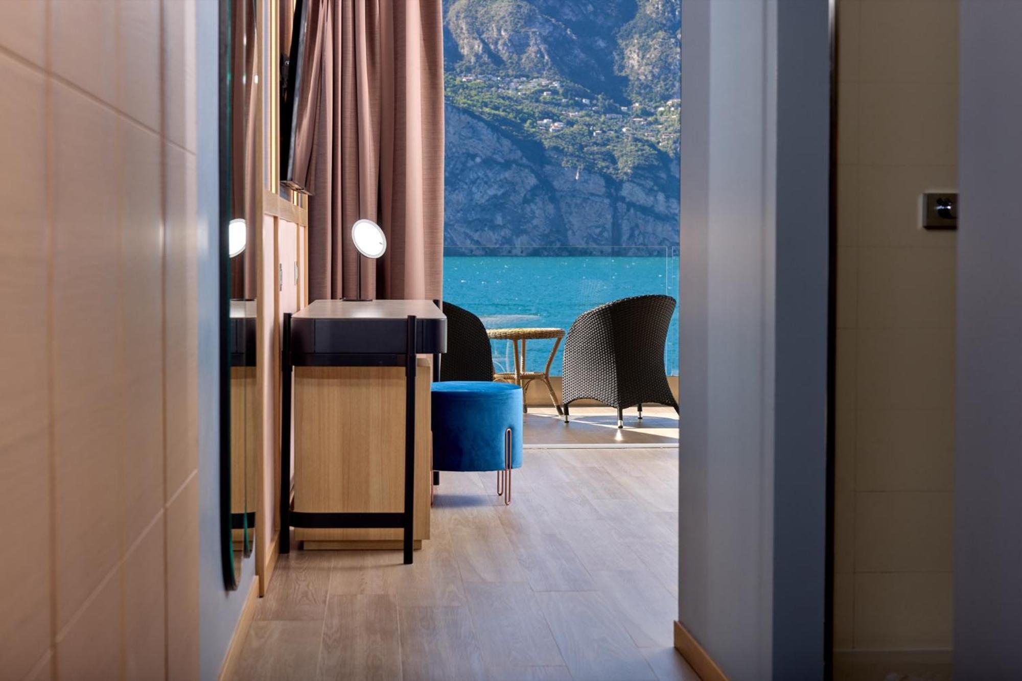 Hotel Castello Lake Front Малчезине Екстериор снимка