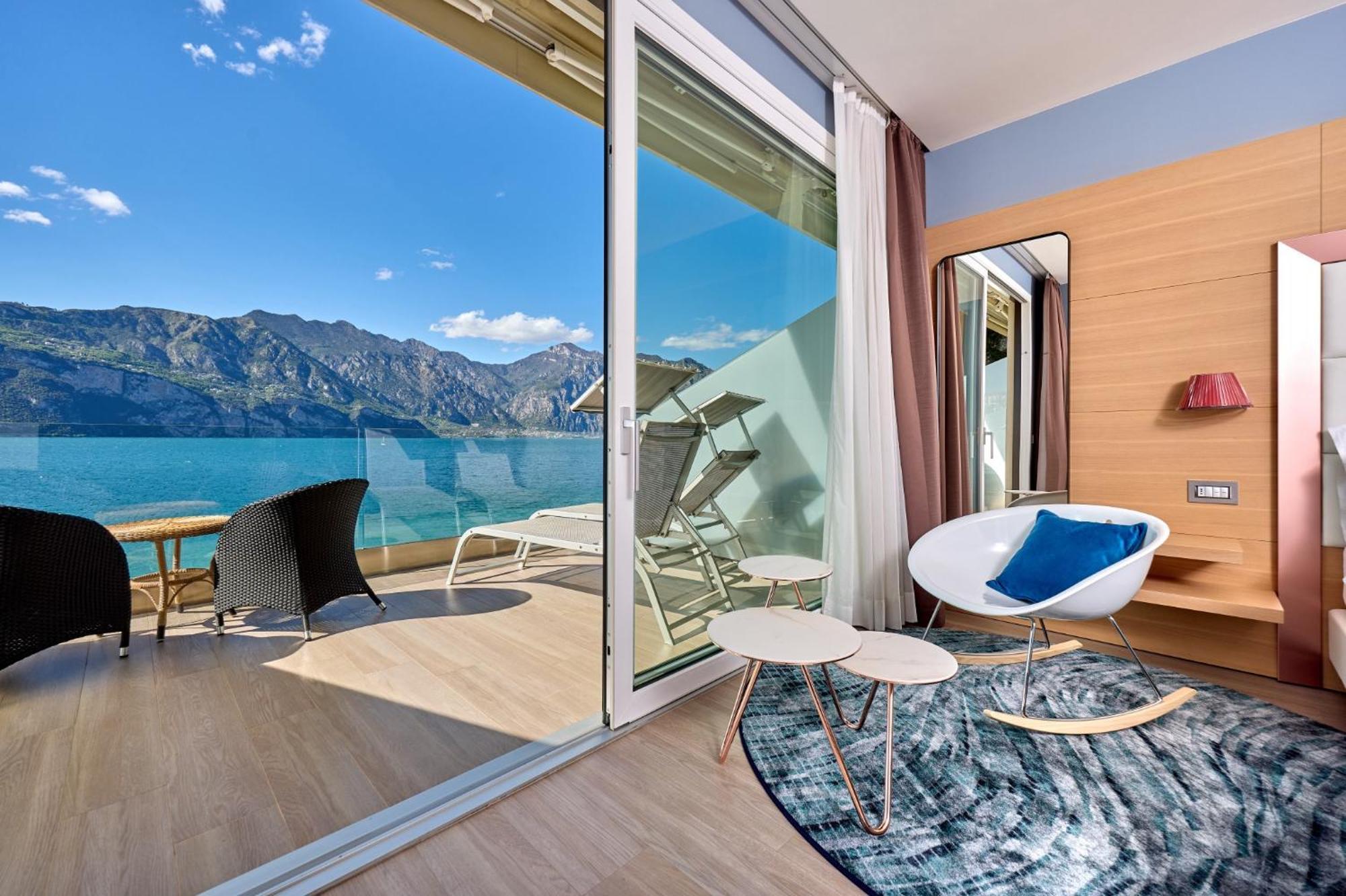 Hotel Castello Lake Front Малчезине Екстериор снимка