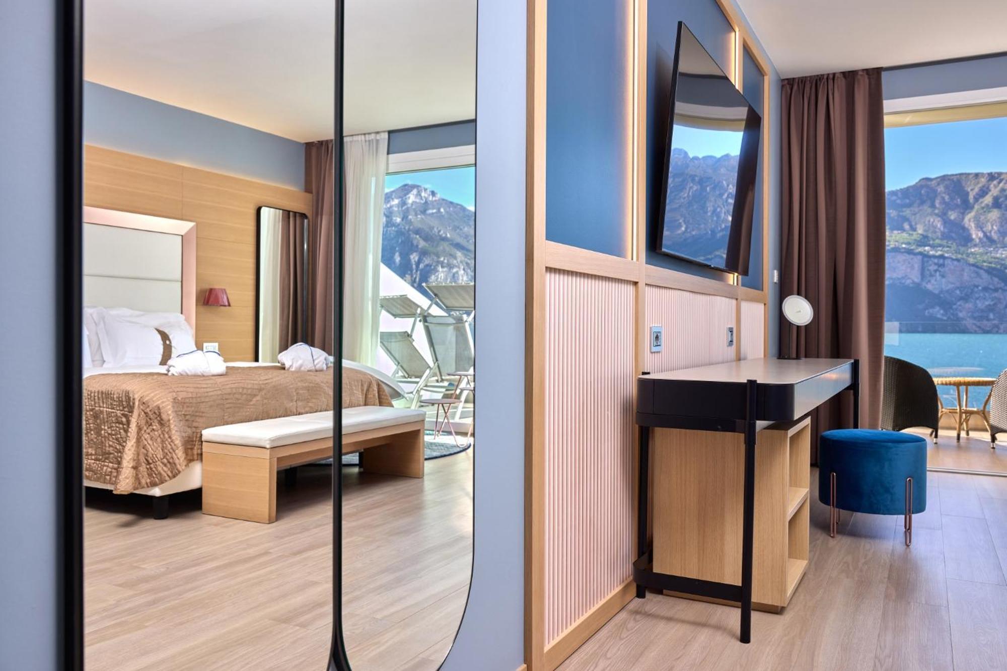 Hotel Castello Lake Front Малчезине Екстериор снимка