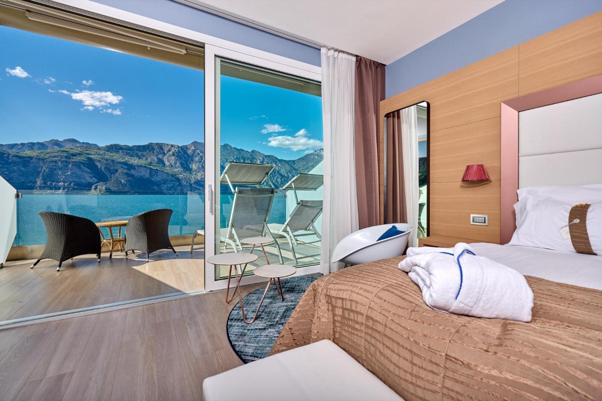 Hotel Castello Lake Front Малчезине Екстериор снимка