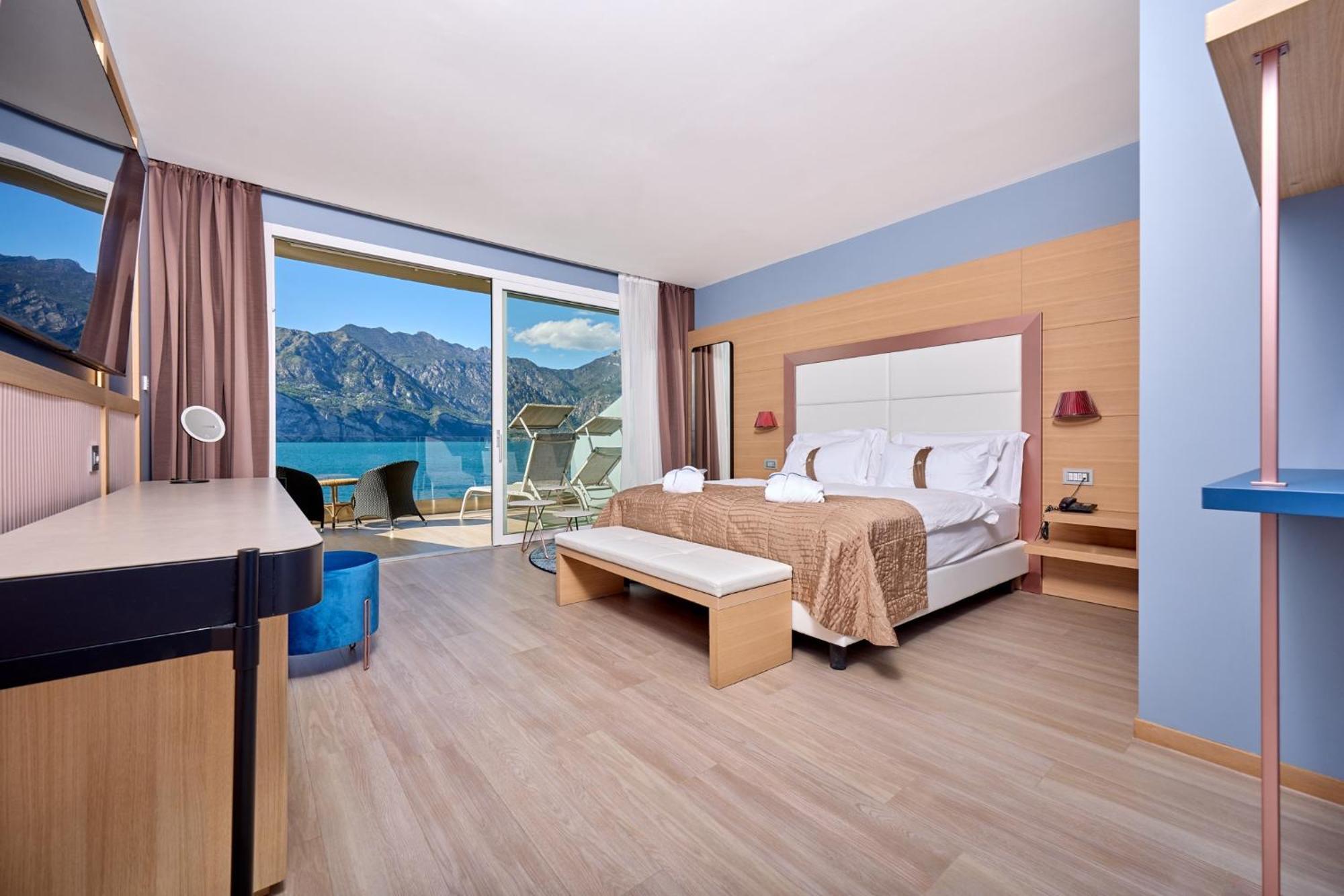 Hotel Castello Lake Front Малчезине Екстериор снимка