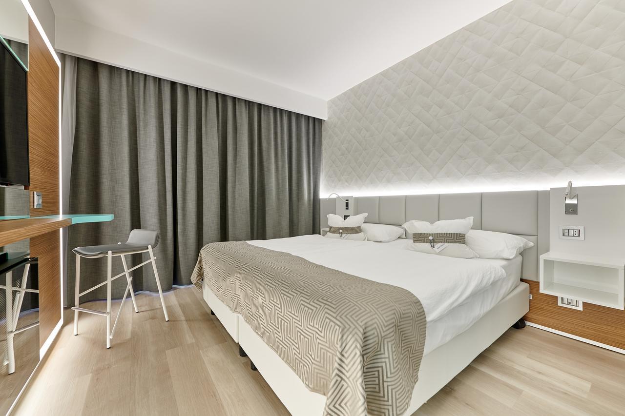 Hotel Castello Lake Front Малчезине Екстериор снимка