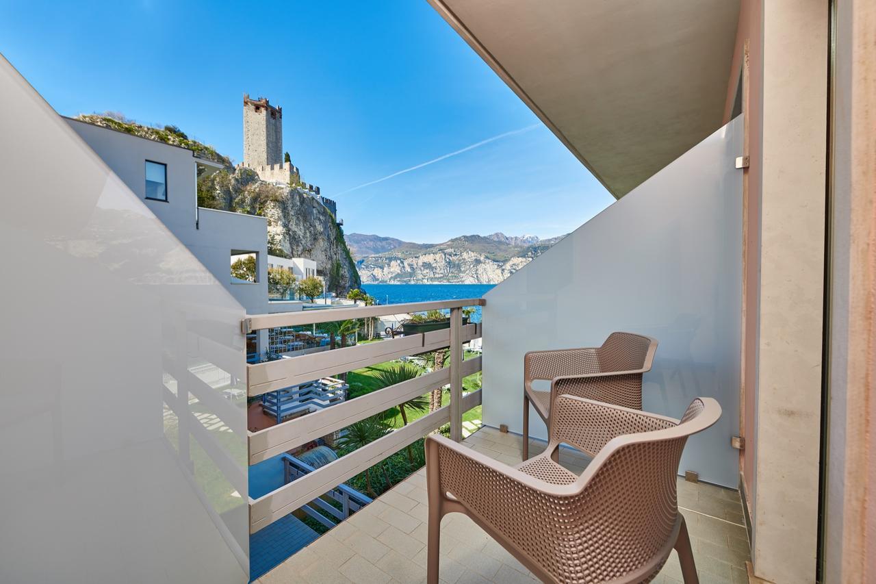 Hotel Castello Lake Front Малчезине Екстериор снимка
