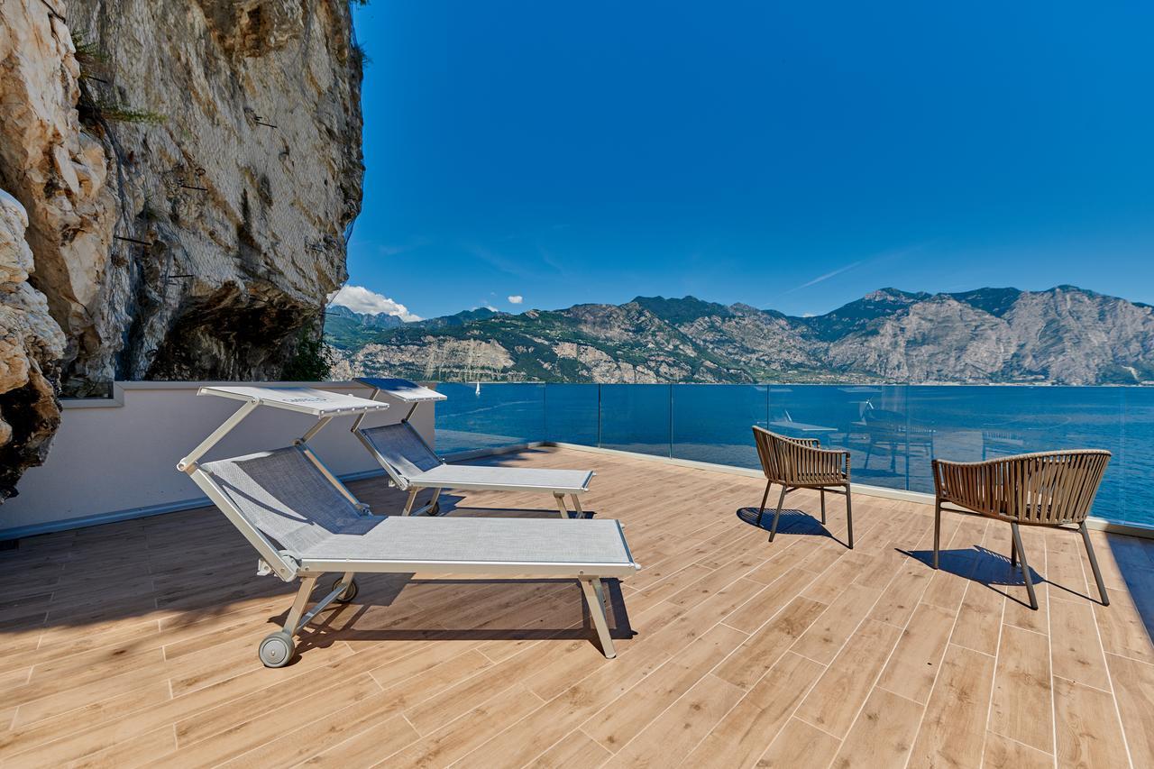 Hotel Castello Lake Front Малчезине Екстериор снимка