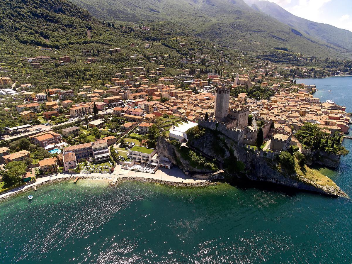 Hotel Castello Lake Front Малчезине Екстериор снимка