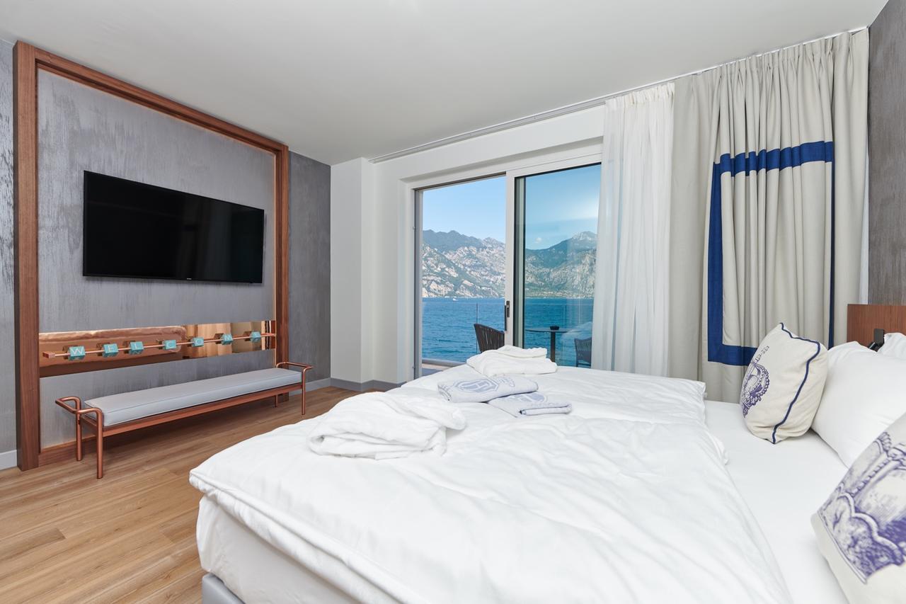 Hotel Castello Lake Front Малчезине Екстериор снимка