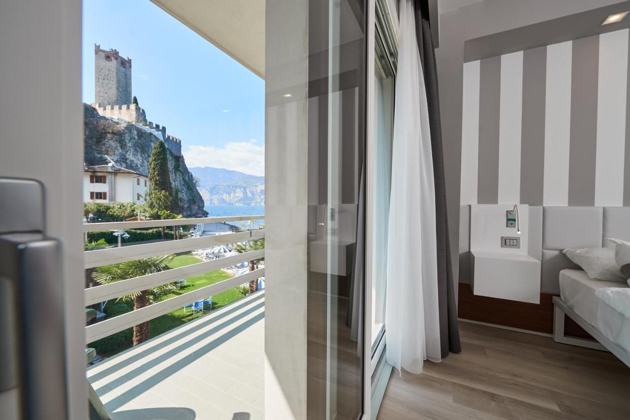 Hotel Castello Lake Front Малчезине Екстериор снимка