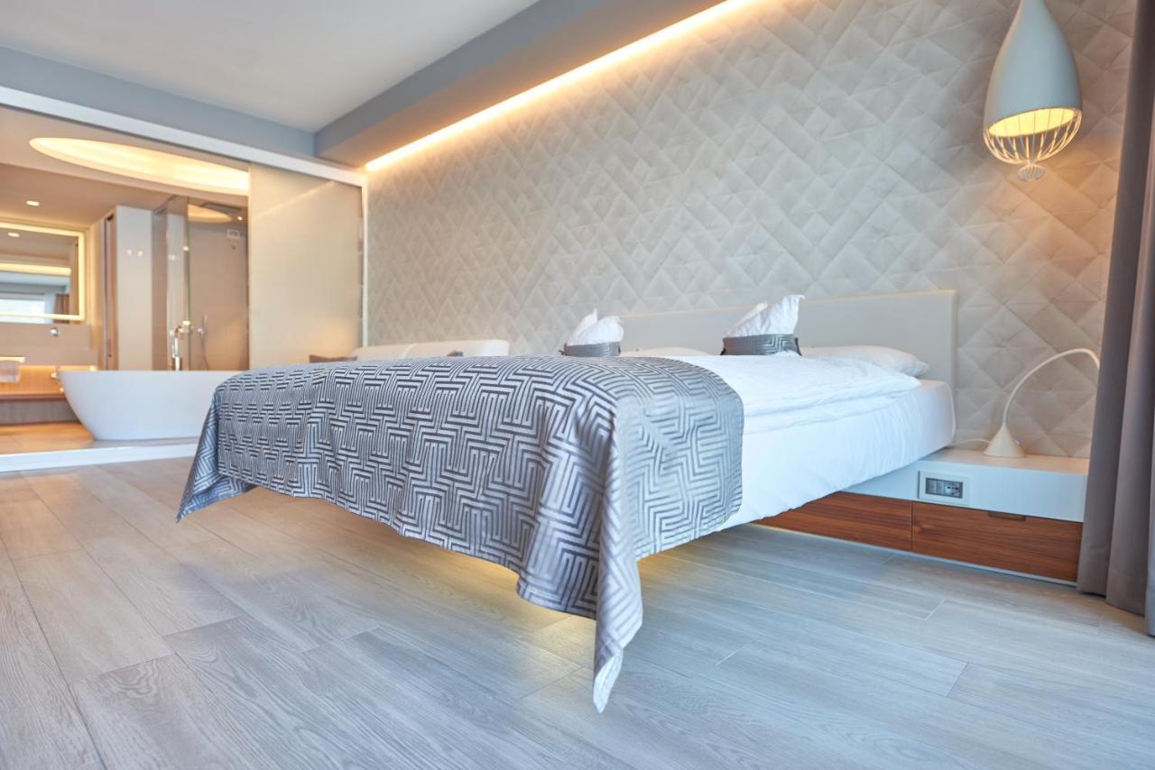 Hotel Castello Lake Front Малчезине Екстериор снимка