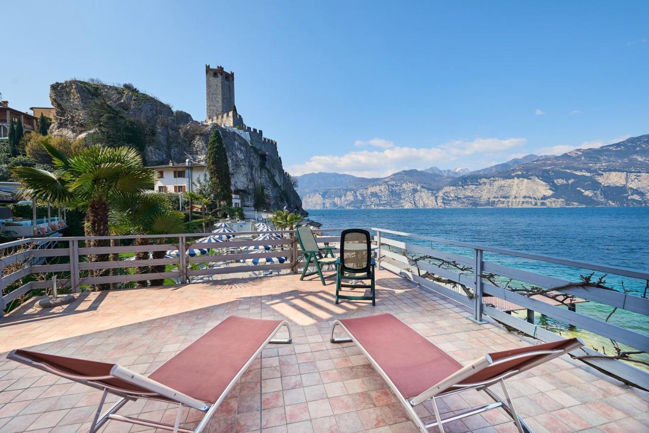 Hotel Castello Lake Front Малчезине Екстериор снимка