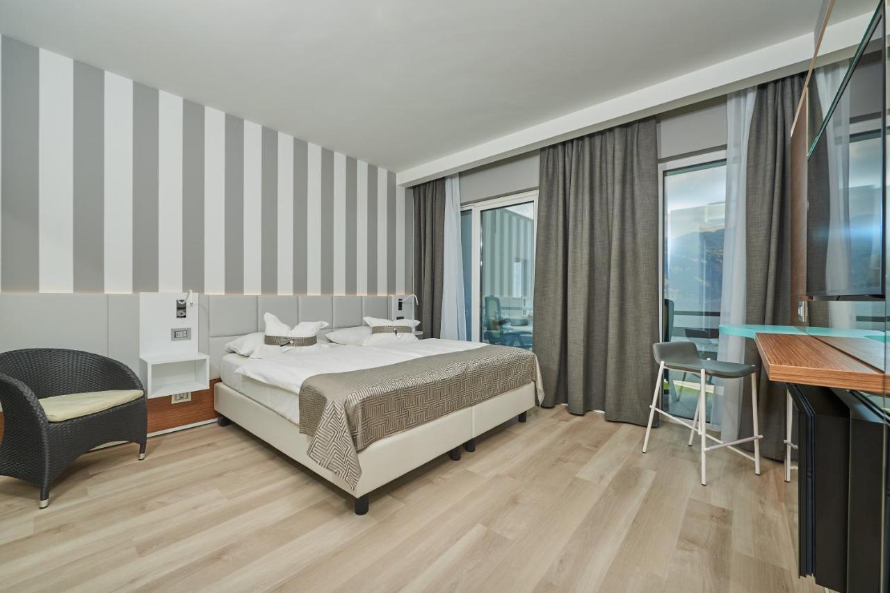 Hotel Castello Lake Front Малчезине Екстериор снимка