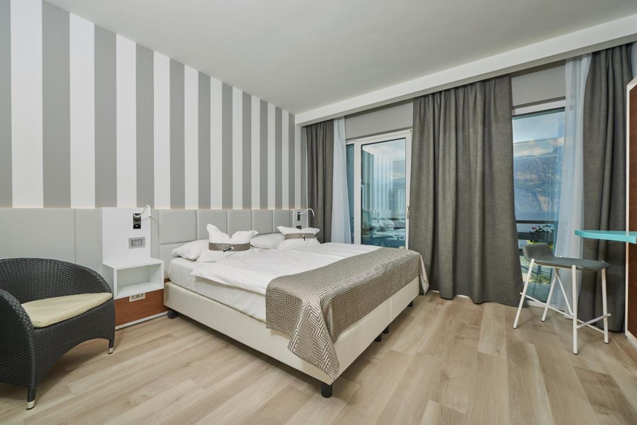 Hotel Castello Lake Front Малчезине Екстериор снимка